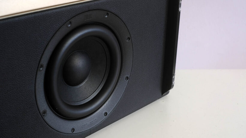 Крупный план динамика JBL Authentics 500. Крупный план динамика акустической системы JBL Authentics 500.
