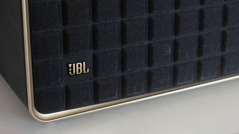 JBL Authentics 500, материал Quadrex. Крупный план решетки и логотипа акустической системы JBL Authentics 500.