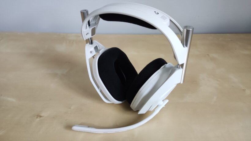 Astro A50 X на столе, опирающийся на кронштейн микрофона