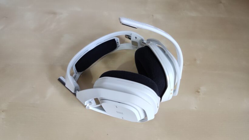 Astro A50 X на столе с микрофоном, торчащим в воздухе