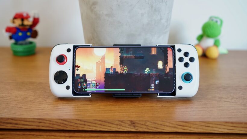 GameSir X3, подключенный к смартфону с изображением игры на экране; на заднем плане — фигурки Марио и Йоши.