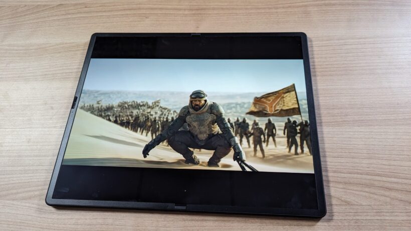 На Lenovo ThinkPad X1 Fold воспроизводится трейлер игры «Dune 2»