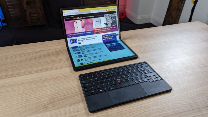 Lenovo ThinkPad X1 Fold в сложенном состоянии с клавиатурой. Lenovo ThinkPad X1 Fold в разложенном состоянии на столе с отсо…