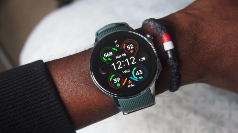 OnePlus Watch 2 на запястье