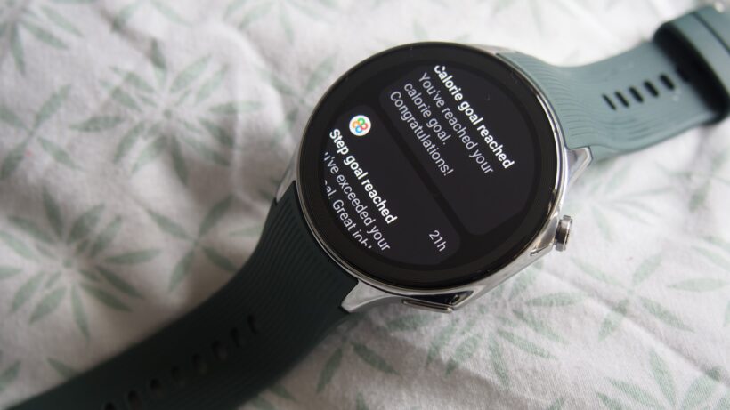 Уведомления на OnePlus Watch 2. OnePlus Watch отображает уведомление о достижении фитнес-целей.