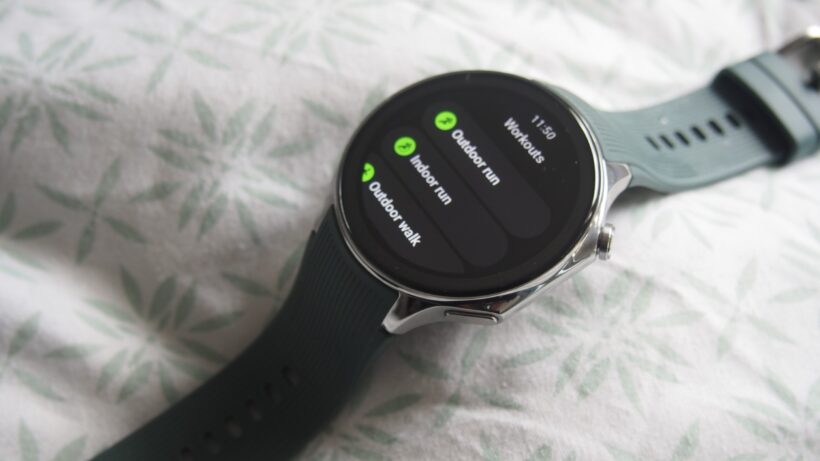 Отслеживание тренировок на OnePlus Watch 2. OnePlus Watch 2 отображает варианты тренировок на экране.