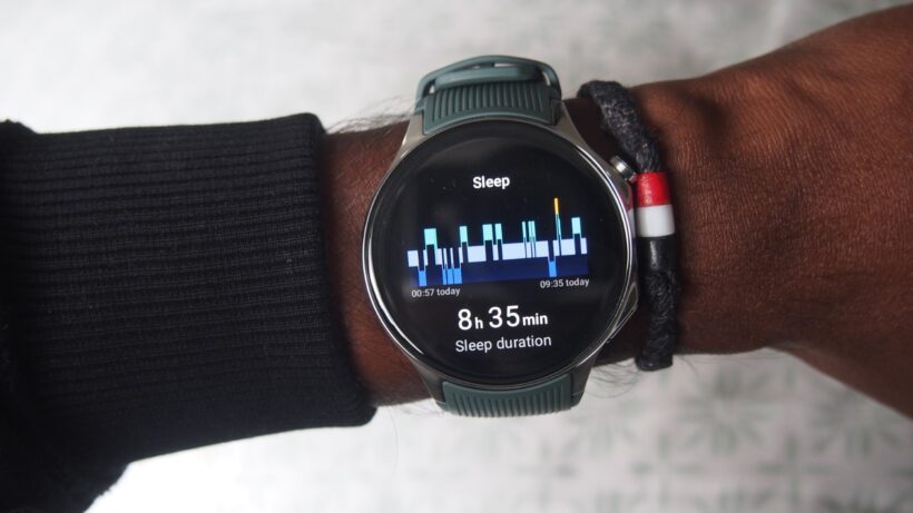 Отслеживание сна на OnePlus Watch 2. Часы OnePlus с графиком отслеживания сна на запястье.