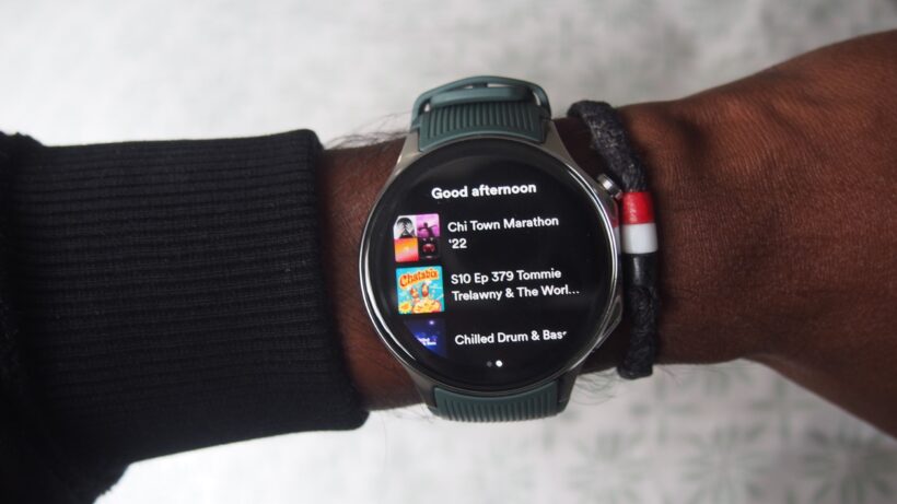 OnePlus Watch 2 с запущенным приложением YouTube Music. OnePlus Watch 2 на запястье: на экране отображаются приложения и муз…