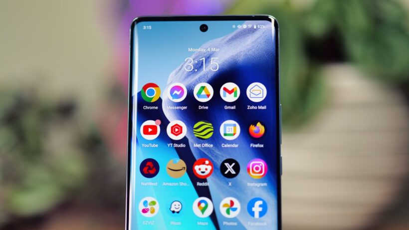 Крупный план экрана Vivo V30 Pro