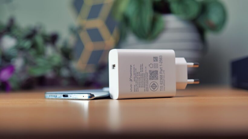 Vivo V30 Pro и зарядное устройство