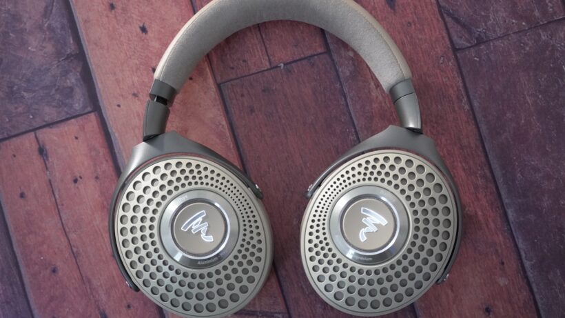 Focal Bathys на фоне