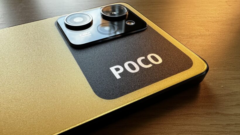 Смартфон Poco X5 Pro с заметной двойной камерой.