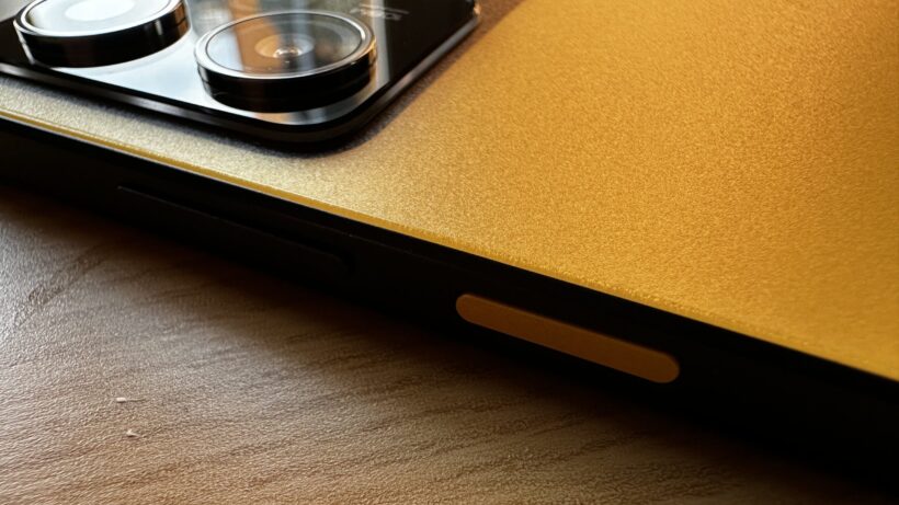 Poco X5 Pro. Крупный план модуля камеры и текстурированной задней панели Poco X5 Pro.