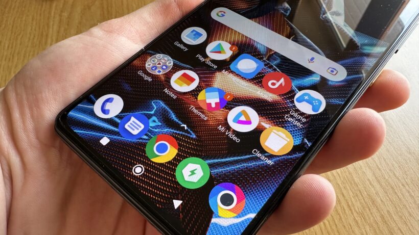 Poco X5 Pro. Рука, в которой держится Poco X5 Pro с открытыми приложениями на экране.