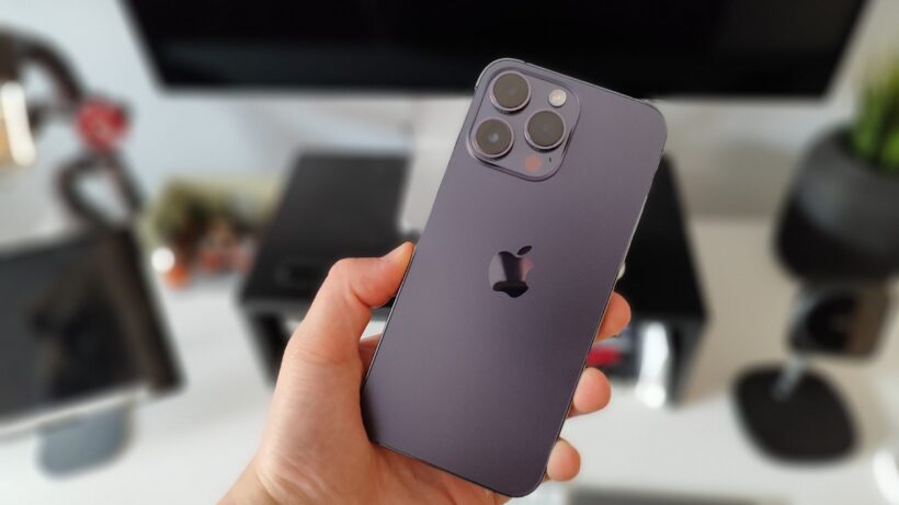 Poco X5 Pro: человек держит в руке фиолетовый смартфон с тройной камерой.