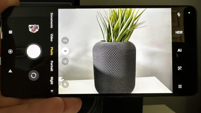 Интерфейс камеры смартфона Poco X5 Pro с изображением растения в вазе.