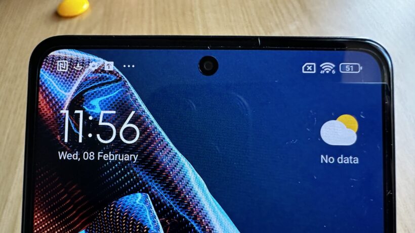 Poco X5 Pro. Крупный план дисплея Poco X5 Pro с отображением времени и даты.