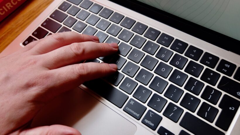 Набор текста на клавиатуре MacBook Air M3