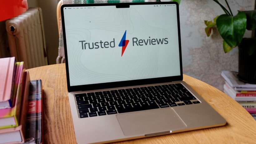MacBook Air M3, лежащий под углом на столе