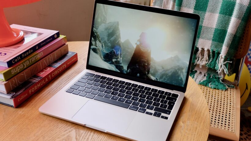 MacBook Air с процессором M3, на котором запущена игра «Tomb Raider»