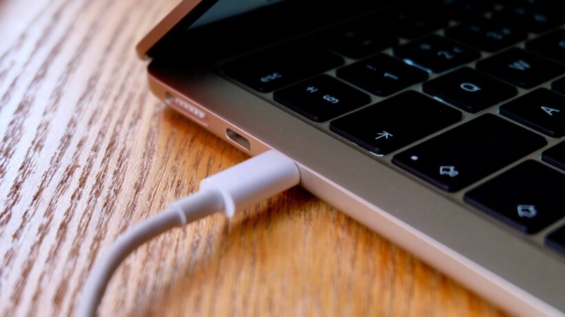 MacBook Air с процессором M3 подключен к источнику питания и заряжается