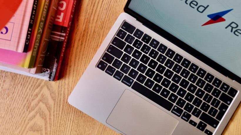 MacBook Air M3: вид сверху
