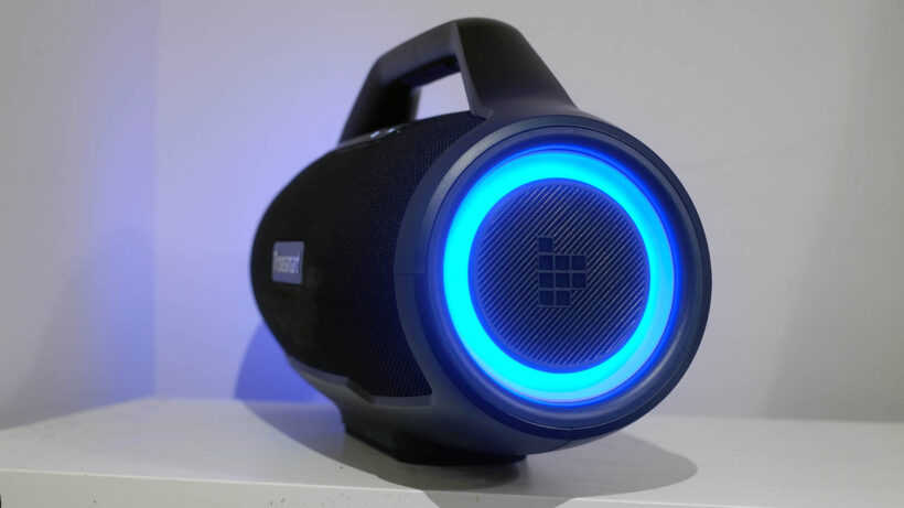 Портативная колонка Tronsmart Bang Max с синей светодиодной подсветкой.