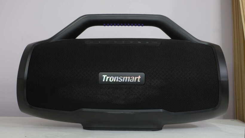 Портативная Bluetooth-колонка Tronsmart Bang Max на столе. — фото 1