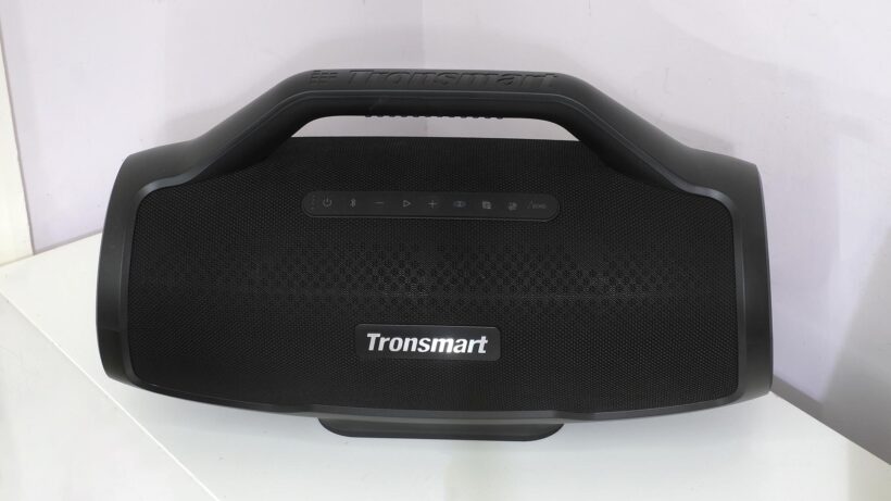 Портативная Bluetooth-колонка Tronsmart Bang Max на столе. — фото 2
