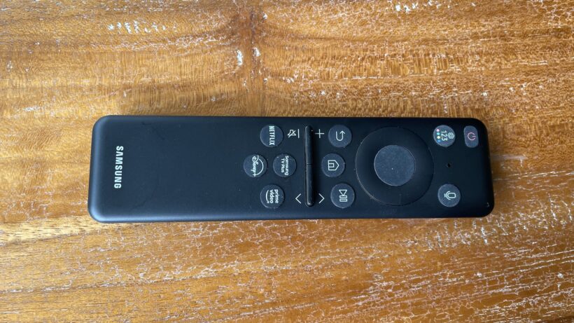 «Умный» пульт дистанционного управления для телевизора Samsung QE65S95D.