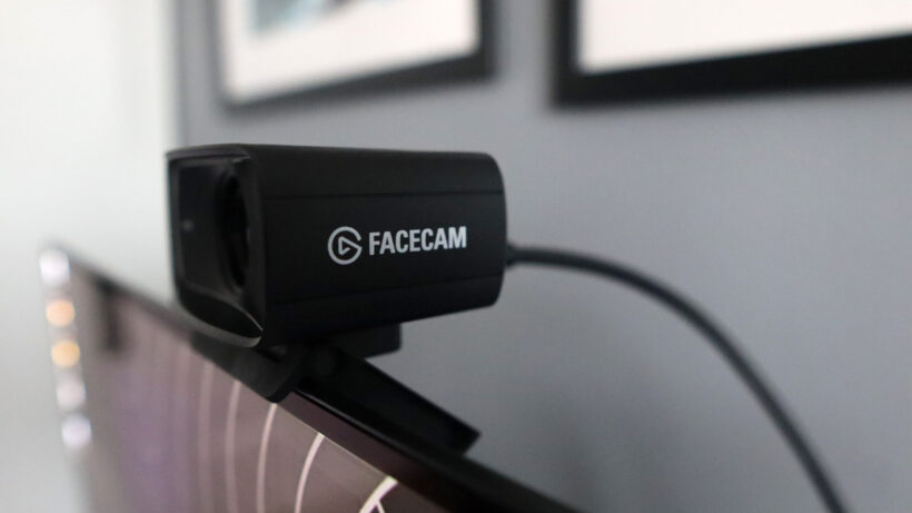 Слева — Elgato Facecam MK2