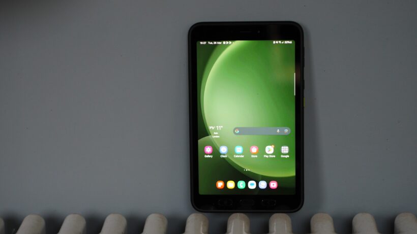 Samsung Galaxy Tab Active 5 на радиаторе