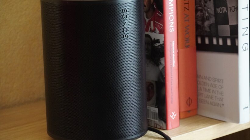 Sonos Era 100 на книжной полке