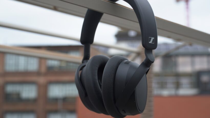 Sennheiser Accentum Plus, подвешенный сверху