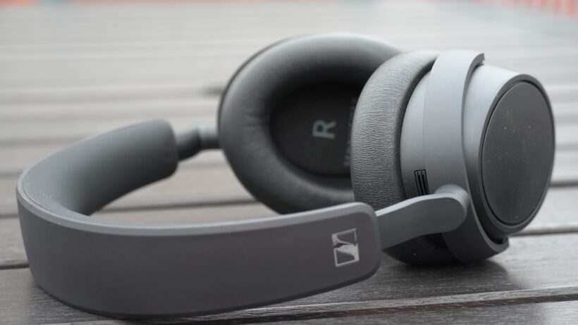 Sennheiser Accentum Plus на столе