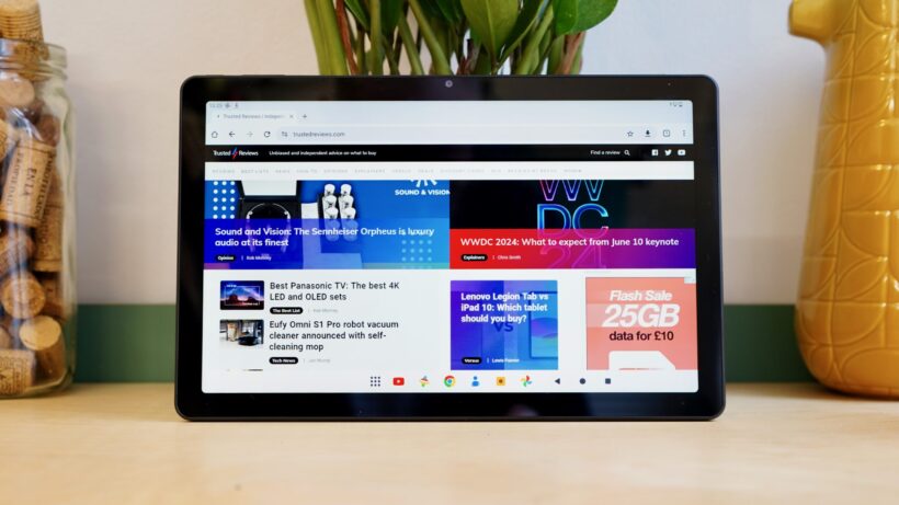 Acer Iconia Tab P11 с запущенным веб-браузером Chrome
