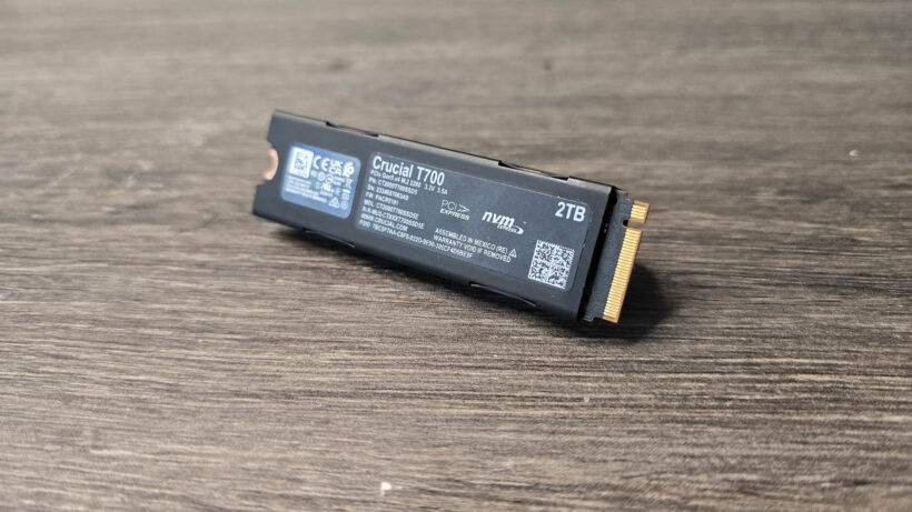 SSD Crucial T700 M.2 PCIe с задней опорной пластиной на выставке. SSD Crucial T700 объёмом 2 ТБ формата M.2 на деревянной по…