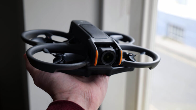 DJI Avata 2 как раз помещается в ладони
