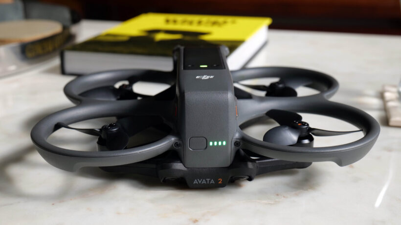 DJI Avata 2 оснащен светодиодными индикаторами, отображающими уровень заряда