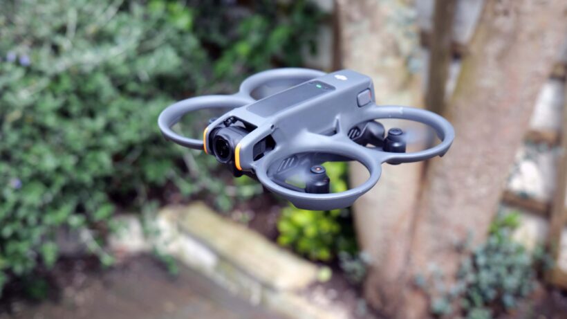 DJI Avata 2, парящий на небольшой высоте