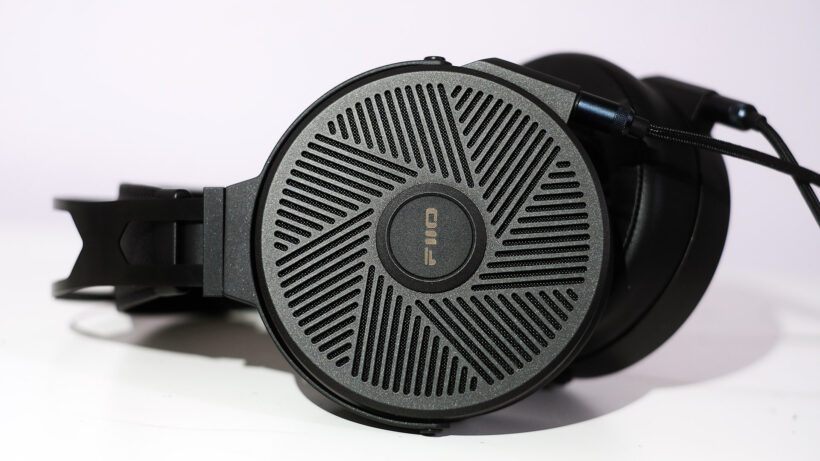 Крупный план наушников FiiO FT5 в боковом ракурсе.