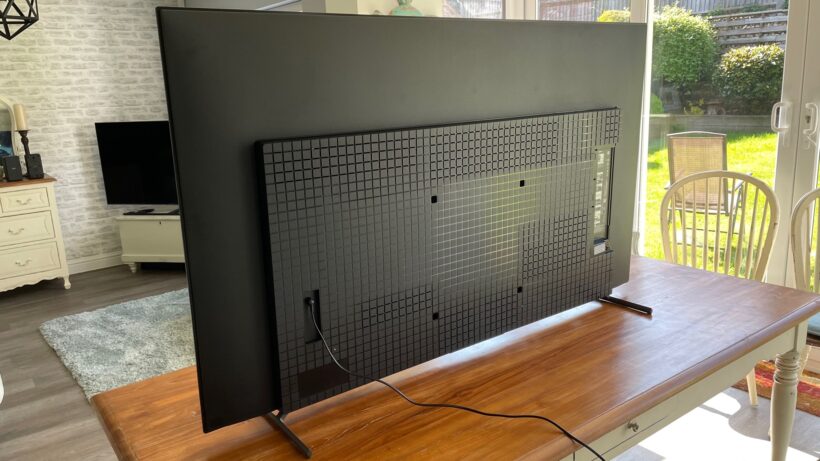 Задняя панель телевизора Sony 65A80L.