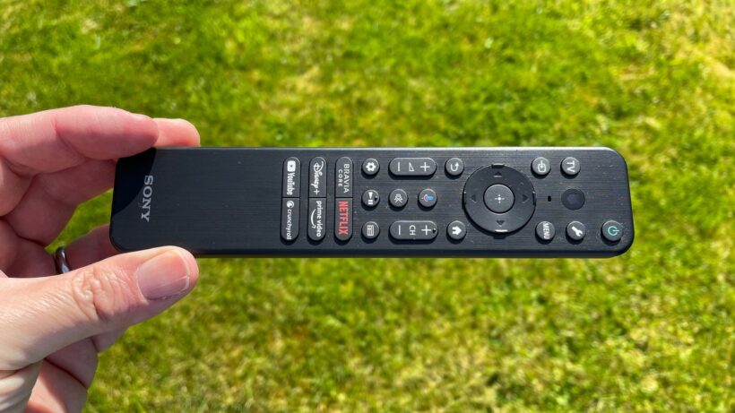 Телевизор Sony 65A80L поставляется с двумя пультами дистанционного управления. Этот пульт — «умный» вариант с относительно н…