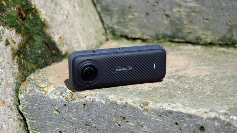 Insta360 X4, лежащая горизонтально на ступеньке