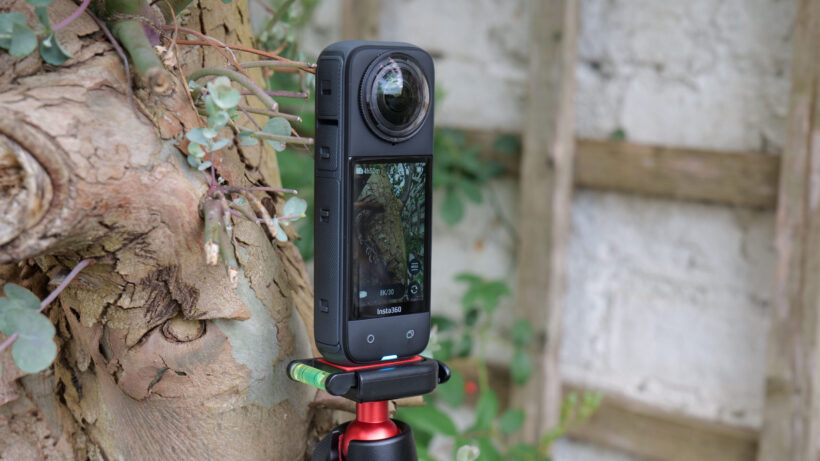 Insta360 X4 на штативе