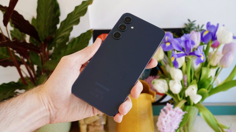 Samsung Galaxy A35 5G в руках — фото 1