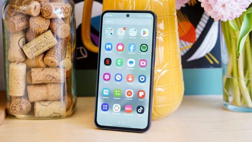 Samsung Galaxy A35 5G, прислоненный к кувшину