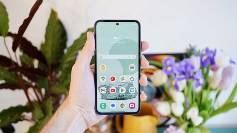Samsung Galaxy A35 5G в руках — фото 2