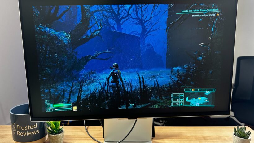 Samsung ViewFinity S9 с игрой «Returnal»