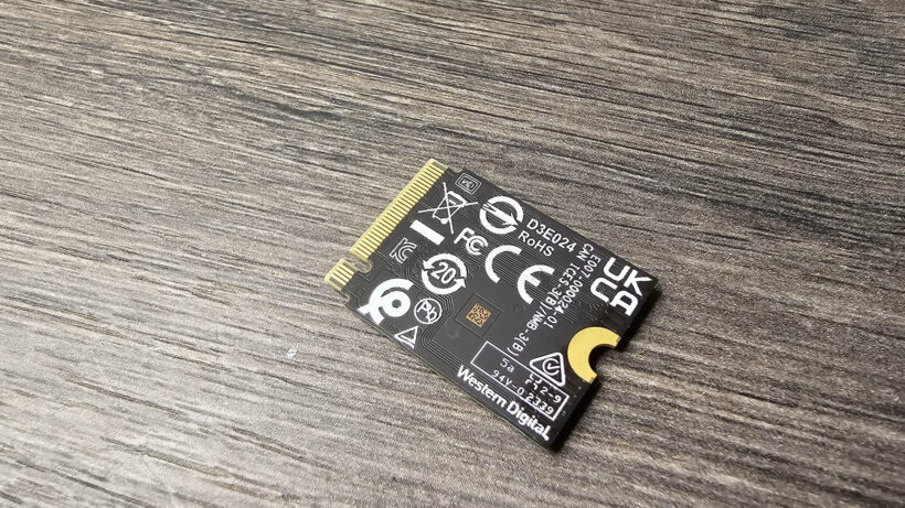 Задняя сторона SSD WD_Black SN770M 1 ТБ M.2 PCIe 4.0 и SSD WD_Black SN770 NVMe на деревянной поверхности.